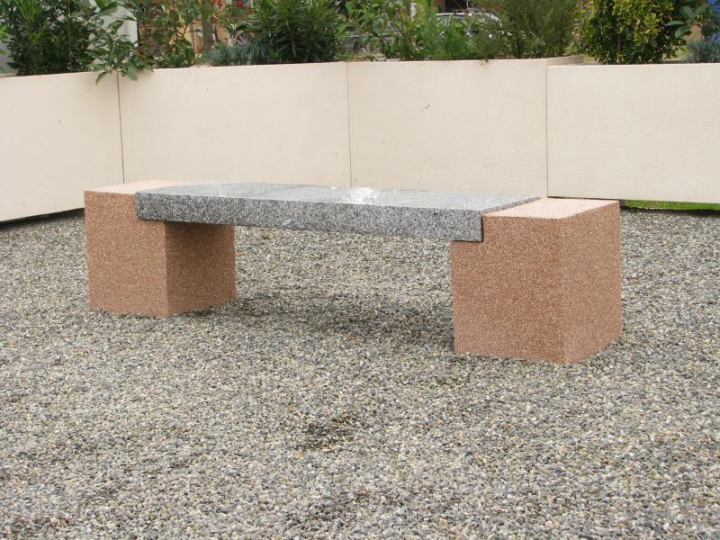 Banquette Pluton pieds gravillons lame granit